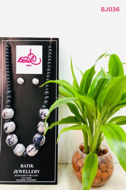 White and Black Colored Batik Necklace BJ036
